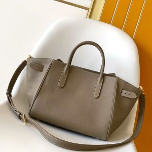 Alternative view of P820M27040 Green M26502 Black M26388 Brown This Vendôme PM handbag blends timeless and modern aesthetics, serving as an effortlessly stylish everyday tote.Crafted from supple calf leather with a satin-effect finish, it features a gold padlock adorned with the discreetly engraved iconic Monogram pattern. The spacious interior includes an adjustable side strap for expanding capacity, a generous zippered pocket, and a hook closure.28.5 x 22 x 14.5 cm (Length x Height x Width)Taupe calf leather lining Two adjustable side straps with buckles One internal hook closure for additional fastening One decorative padlock One external pocket with magnetic closure Four metal bottom studs Fits smartphone, headphones, Capucines wallet, A4 documents, and keys Shoulder strap: Detachable, adjustable Vertical height: 45.0 cm